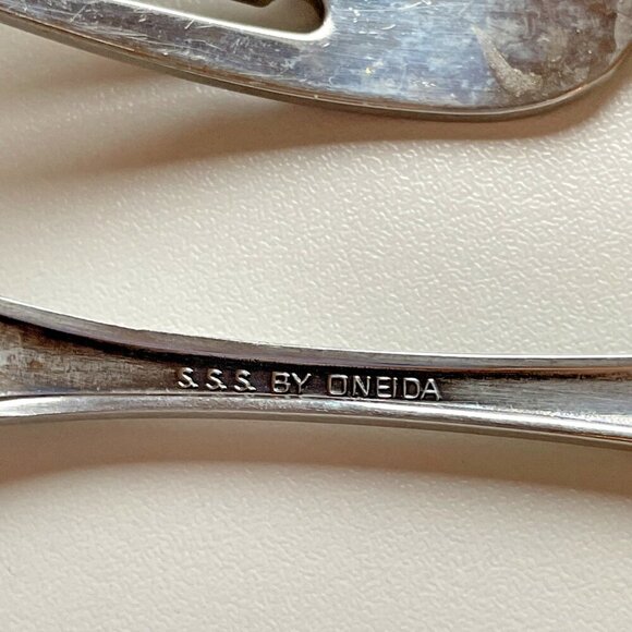 7 Salad Forks Flatware SSS By Oneida Renoir Pembrooke Glossy Stainless Pierced - Picture 6 of 6